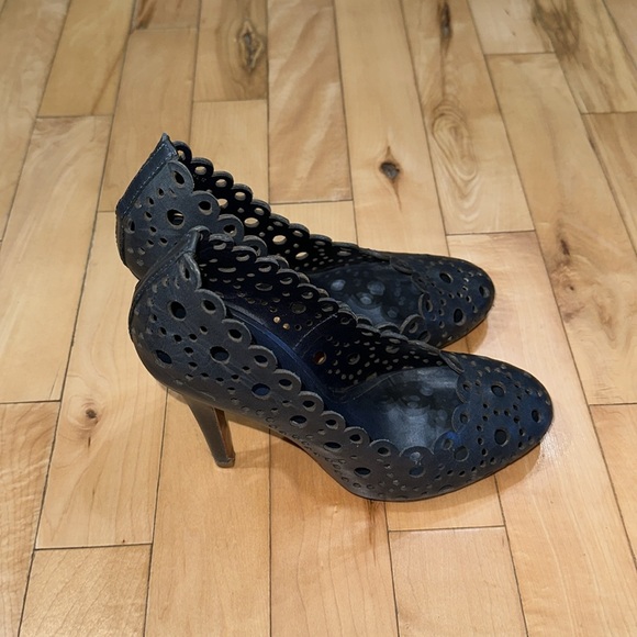 Tory Burch Leather Verity Navy Blue Heels - Picture 2 of 10